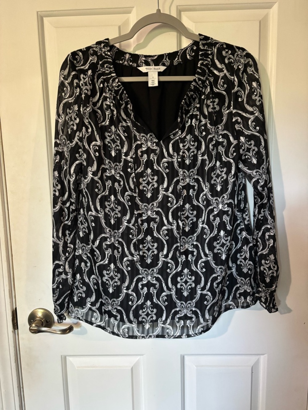 White House Black Market Black & White Printed Long-Sleeve Blouse. Lined. Small.
